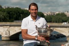 Rafael Nadal se fotil na pařížském mostě se čtrnáctou trofejí pro vítěze grandslamového French Open