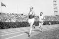 Belgičan Gaston Reiff a Emil Zátopek při běhu v roce 1948. Závod nakonec vyhrál Čechoslovák.