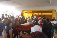 Video: Na pohřbu vypukla nevídaná panika. Účastníci slyšeli klepání na víko rakve