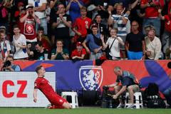 Češi nebyli na kolenou. Historický triumf nad Španěly jim ale sebral sporný gól