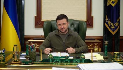 "Zůstávám v Kyjevě a nikoho se nebojím," vzkázal Zelenskyj Rusům ze své pracovny (7. 3. 2022)