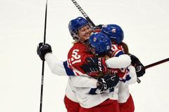 České hokejistky slaví branku Terezy Vanišové v zápase se Švédskem