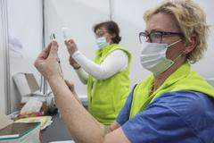 Ředění vakcín, Moderna, Pfizer, sestra, zdravotník, zdravotnictví, Očkovací centrum Tábor, očkování, koronavirus, zimní stadion, Jihočeský kraj