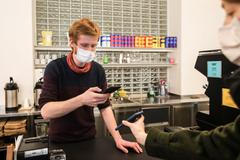 Ilustrační foto - koronavirus, covid-19, QR kód, aplikace Tečka, kontrola, lockdown, pandemie, kavárna, kafe