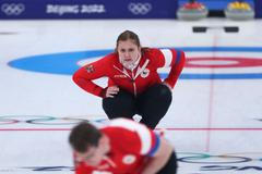 Zuzana Paulová při curlingovém zápase s Velkou Británií na ZOH 2022