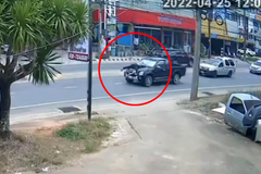 Muž se 100 kilometrů držel kapoty auta, které řídila jeho nevěrná žena