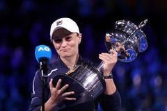 Ashleigh Bartyová s trofejí pro vítězku Australian Open 2022