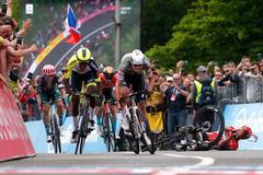 Giro d'Italia 2022: Mathieu van der Poel vítězí ve spurtu první etapy, Caleb Ewan padá