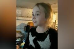 Ukrajinská dívka si v krytu splnila sen. Svým pěveckým výkonem dojala miliony lidí