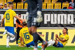 Jakub Urbanec (vpravo) slaví gól proti Plzni v prvním kole Fortuna:Ligy