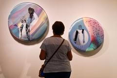 Věštění z noční oblohy částečně zakryté mraky