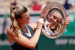 Lucie Havlíčková pózuje s trofejí vítězky juniorky na French Open 2022
