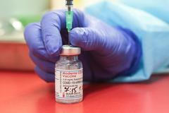 Ilustrační foto - koronavirus, očkování, vakcína, Moderna, injekce, stříkačka, lékař, pacient, sestra, zdravotnictví, očkovací centrum