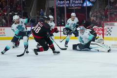 hokej, NHL 2021/2022, Carolina Hurricanes - Seattle Kraken, Martin Nečas