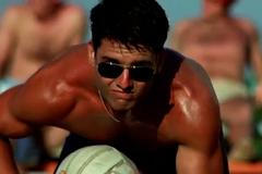 Armádní propaganda i homosexuální podtext. První Top Gun je trochu jiné kafe