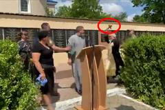 „Padlý se jmenoval Oleksandr, ne Alexander!“ Ruský kněz zaútočil krucifixem na pohřbu vojáka