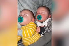 Jeden bez druhého ani neusne. Videa s nebývale blízkými dvojčaty obletěla svět