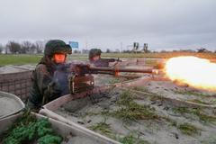 Ruští vojáci na cvičišti.