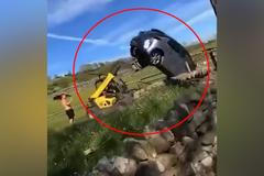 Farmář si nekompromisně poradil s neochotným řidičem. Na pomoc si vzal svůj traktor