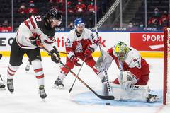 MS juniorů 2022, Kanada - Česko: Brankář Jakub Málek a obránce Michal Hrádek proti Masonu McTavishovi