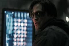 Jeden velký výbuch stačí. Batman používá víc mozek a dívá se na to skvěle