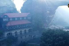 Zahalená kouřem ale stojí. Hasičský dron obletěl Pravčickou bránu ze všech stran