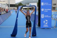 Petra Kuříková oslavuje výhru v závodě SP v triatlonu v Pontevedře