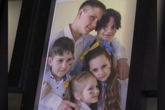 Osmnáctiletý Vjačeslav se sám stará o čtyři sourozence. Matku jim zabil granát