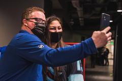 Kustod Canucks Brian Hamilton a fanynka Seattlu