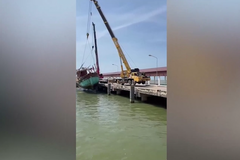 Loď s přehledem sundala jeřáb, který ji měl vyzvednout z moře, jeřábník se sotva stihnul zachránit