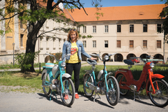 Eva jede na třech starých mopedech