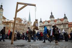 Protesty a šibenice před sněmovnou. Jak novelu pandemického zákona vidí senátor Láska?