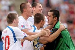 Radek Petr se spoluhráči oslavuje výhru ve čtvrtfinále MS do 20 let 2007