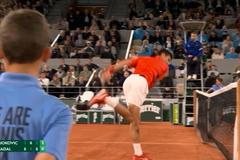 Sestřih strhujícího zápasu: Djokovič vztekle udeřil do sítě, dočkal se mohutného bučení