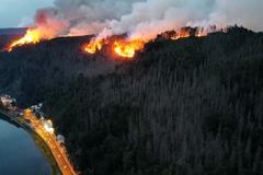 Ošlejšek: Hasiči nemůžou do centra požáru. Situaci by měla řešit letadla z Itálie