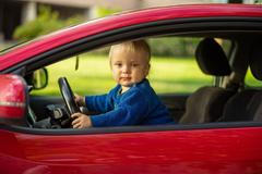 Dítě řídí auto