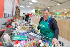 Plné košíky z potravinové sbírky jsou potřeba stále více. Pro potraviny si začínají chodit i lidé, kteří ještě nedávno na tom byli tak, že takovou pomoc nepotřebovali.