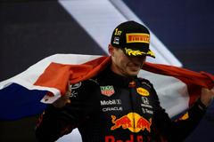 Max Verstappen se raduje z vítězství v Abú Zábí a titulu mistra světa formule 1 za rok 2021