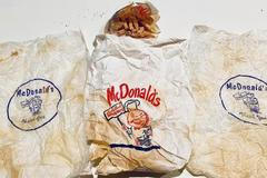 Manželé z amerického státu Illinois našli při práci na opravách svého domu přes půl století staré hranolky.