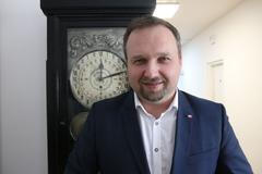 Lidovecký ministr práce a sociálních věcí Marian Jurečka v rozhovoru pro Aktuálně.cz před historickými hodinami na jeho úřadu