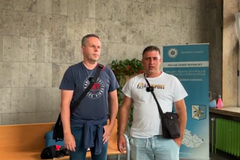 Dezinformátor Ivan Smetana (vlevo) a policista Petr Bílý společně napadají policii i úředníky.