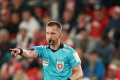 Rozhodčí Bartosz Frankowski v zápase 2. kola nadstavby F:L Slavia Praha - Viktoria Plzeň