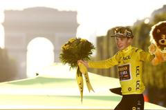 Jonas Vingegaard slaví triumf na Tour de France 2022