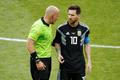 Rozhodčí Szymon Marciniak a Lionel Messi v zápase Argentina - Island na MS 2018