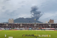 Fotbalisté s ničivým živlem za zády. Sakuradžima se při zápase chystala k výbuchu