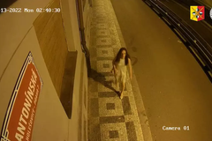 Policisté pátrají po muži v dámských šatech, který na pražské zastávce Vltavská napadl ženu kladivem.