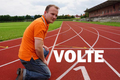 Jan Kořínek z ČSSD šéfoval sportovní organizaci Prahy 16, dnes prodává lidem balíčky bělidla a knihy, která radí, jak ho pít na covid.