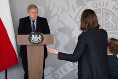 "Bojíte se války, ale ta už začala." Johnson stál jako opařený při proslovu aktivistky