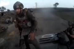 Video: Chaotický útěk ruských vojáků. S tankem se převrátili do pole