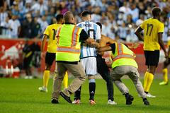 Fanoušek požadoval při utkání po Lionelu Messim autogram na holá záda